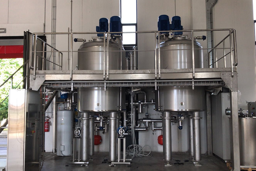 Reactor for cosmetic/pharmaceutical