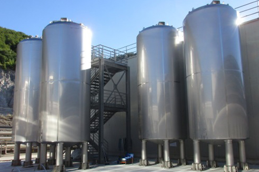 Tank for oils/greases